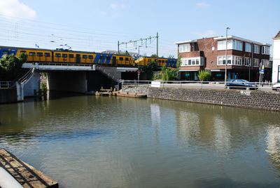 900110 Gezicht op de spoorbrug over de Vaartsche Rijn te Utrecht, met rechts het pand Westerkade 37-38.